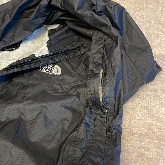 The North face Rain Jacket 🧥 - Picture 6 of 8